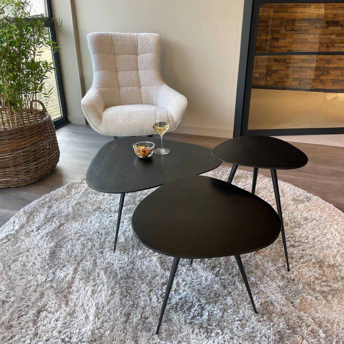Salontafelset Loua zwart mangohout in een interieur