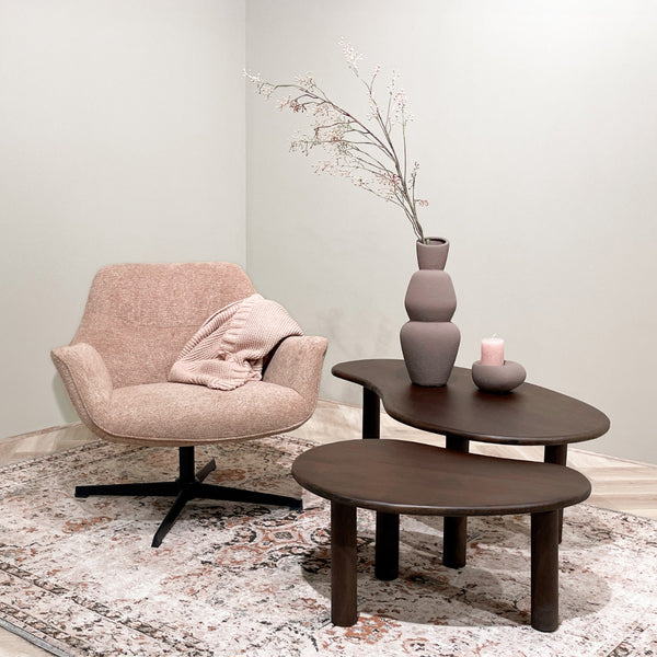 Salontafel Brix bruin mangohout, vooraanzicht in een interieur