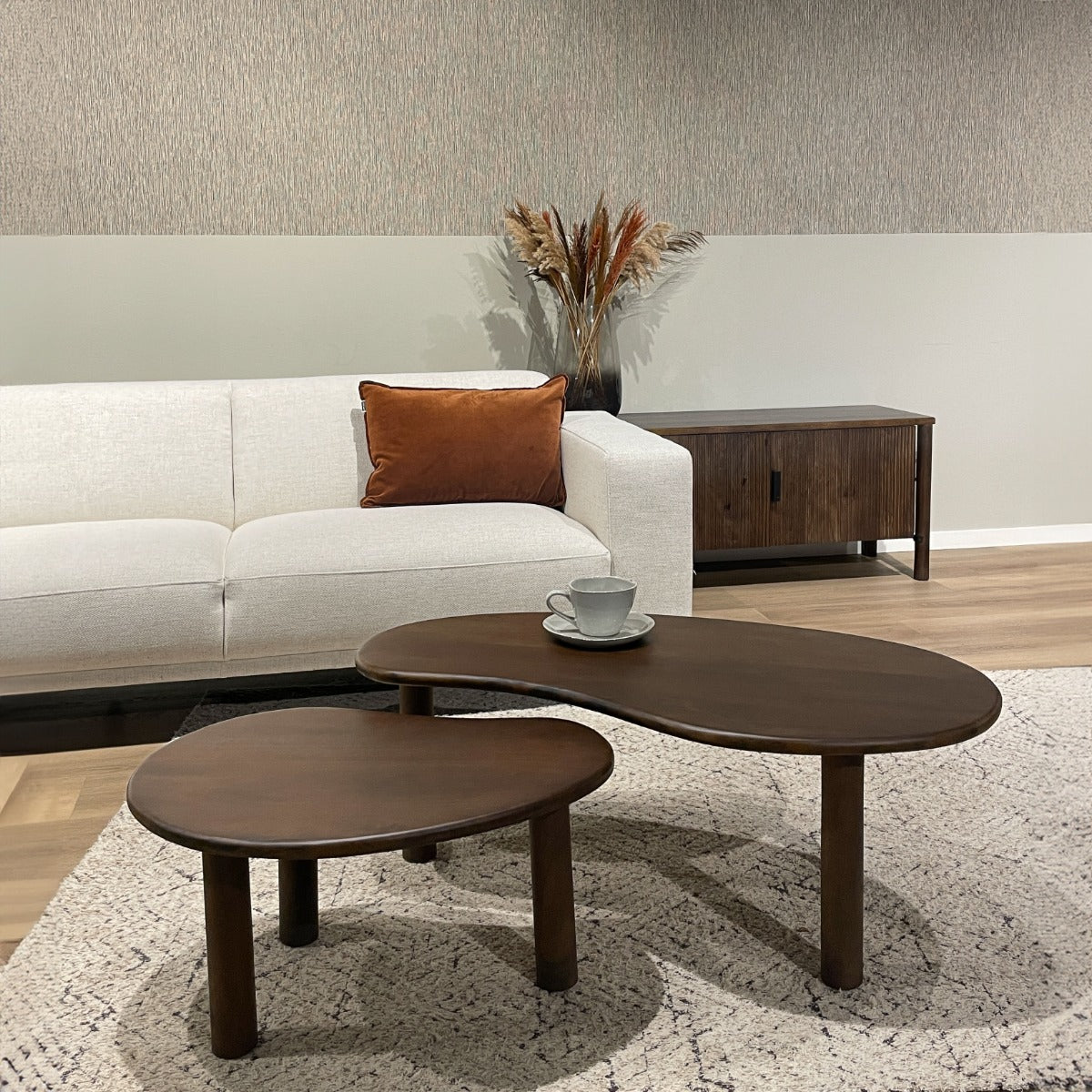Salontafel Brix bruin mangohout in een interieur