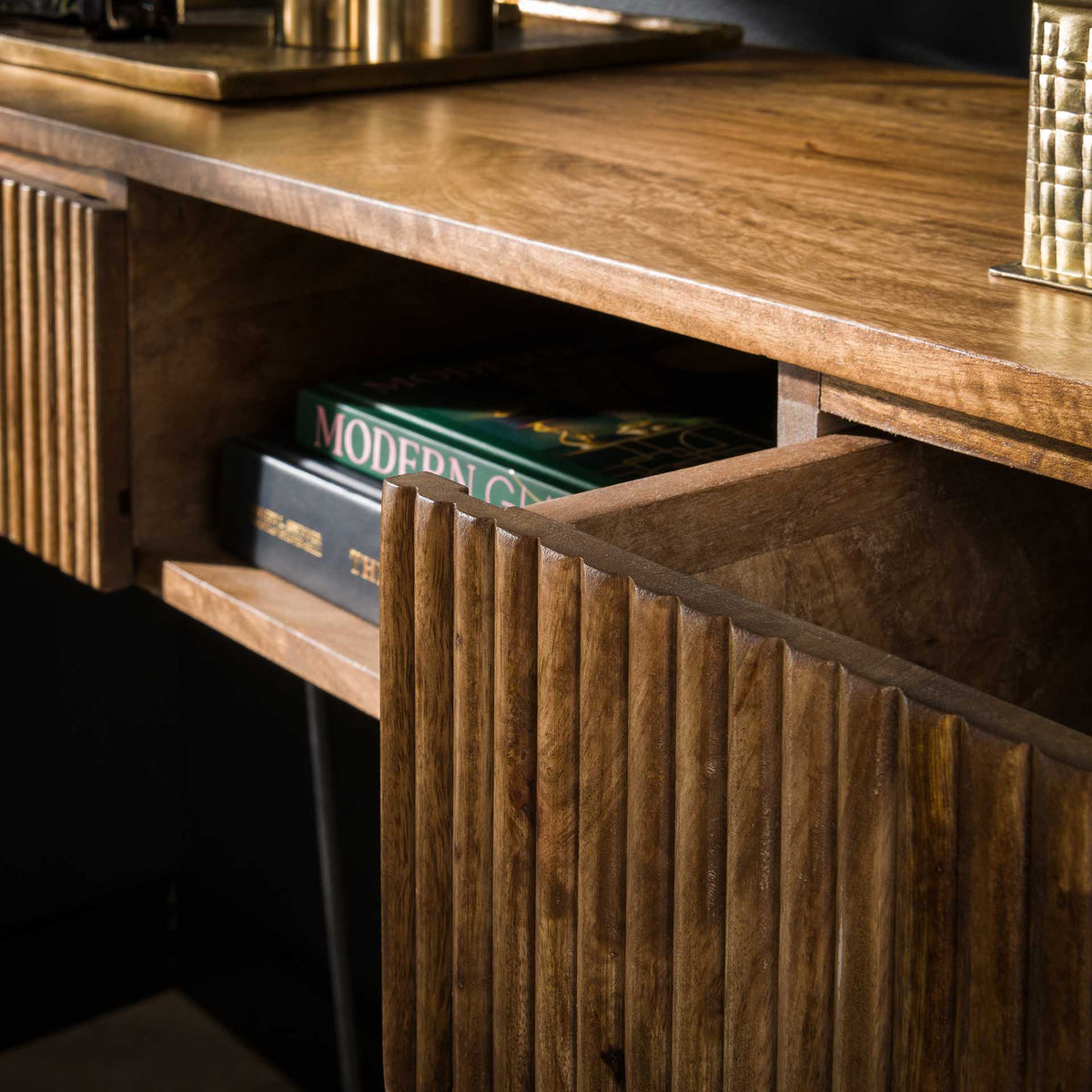 Sidetable Wave mangohout, detail van de functie