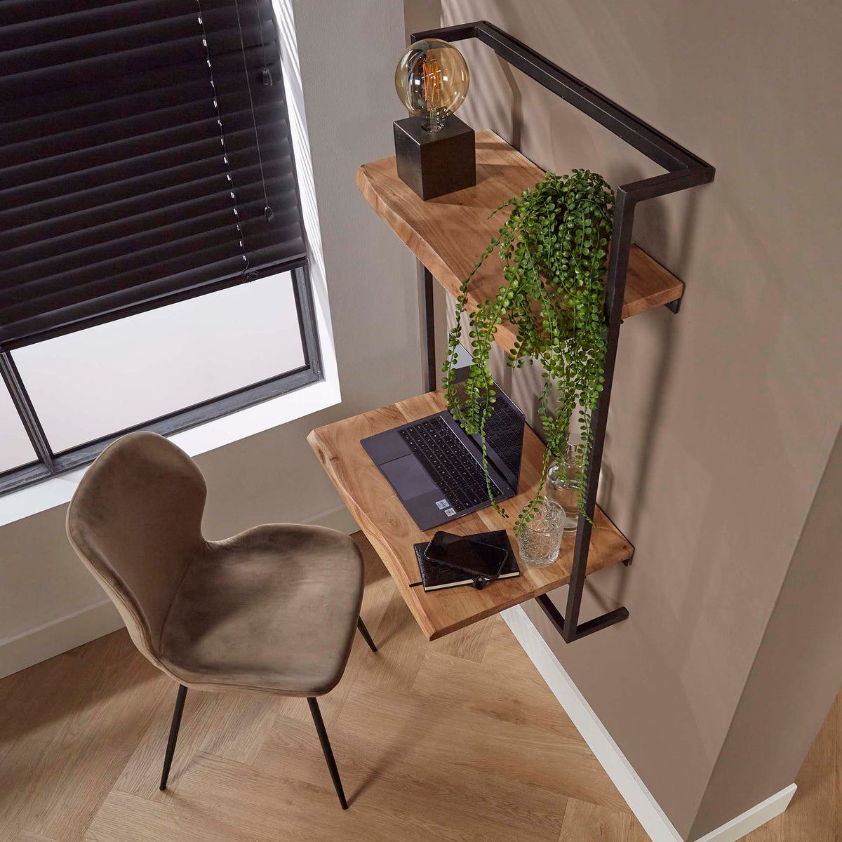 Bureau Air Solid naturel acaciahout, schuin vooraanzicht in een interieur