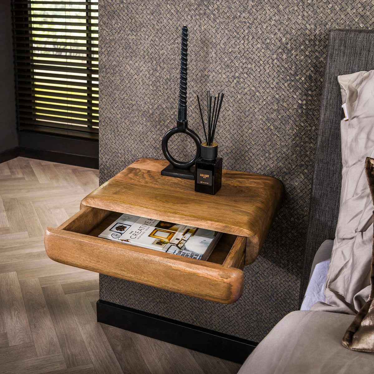 Nachtkastje Sleek 1 lade naturel mangohout, detail van de functie