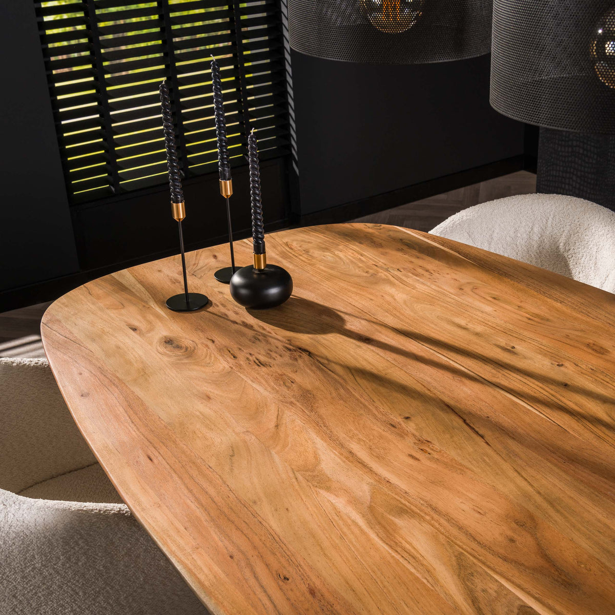 Eettafel Arhus naturel acaciahout, detail van het materiaal