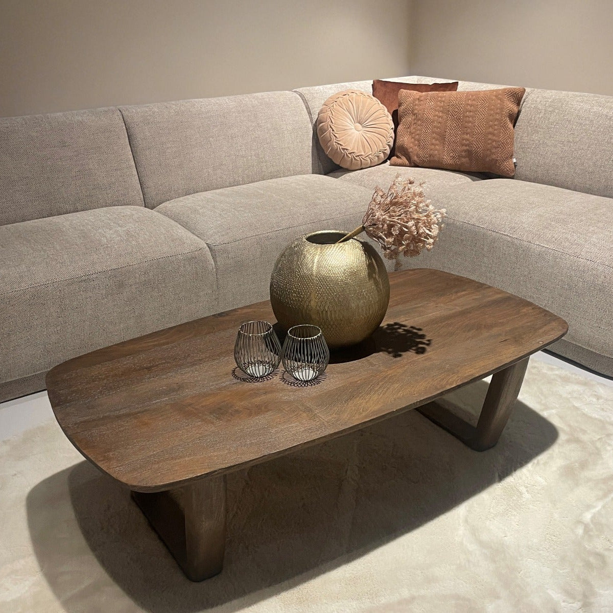Salontafel Cortez bruin mangohout, vooraanzicht in een interieur