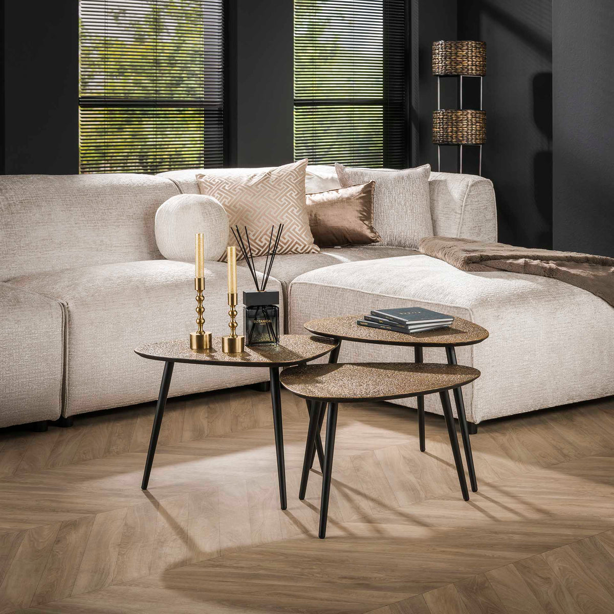 Salontafel Derby goud metallic, schuin vooraanzicht in een interieur
