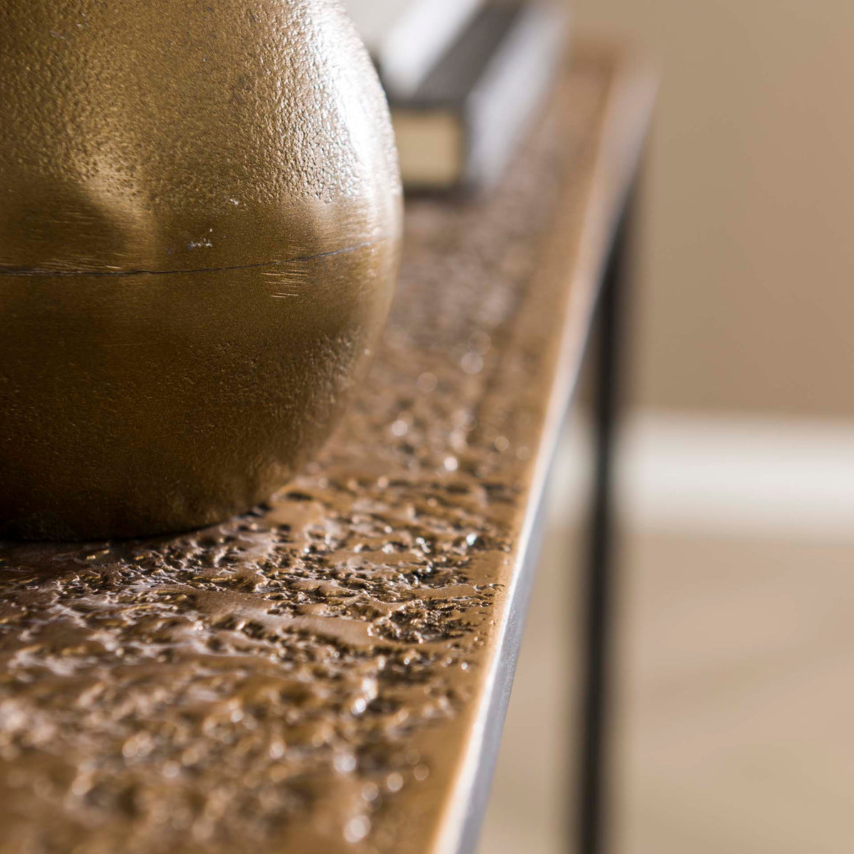 Haltafel Iron Metallic brons antiek, detail van het materiaal
