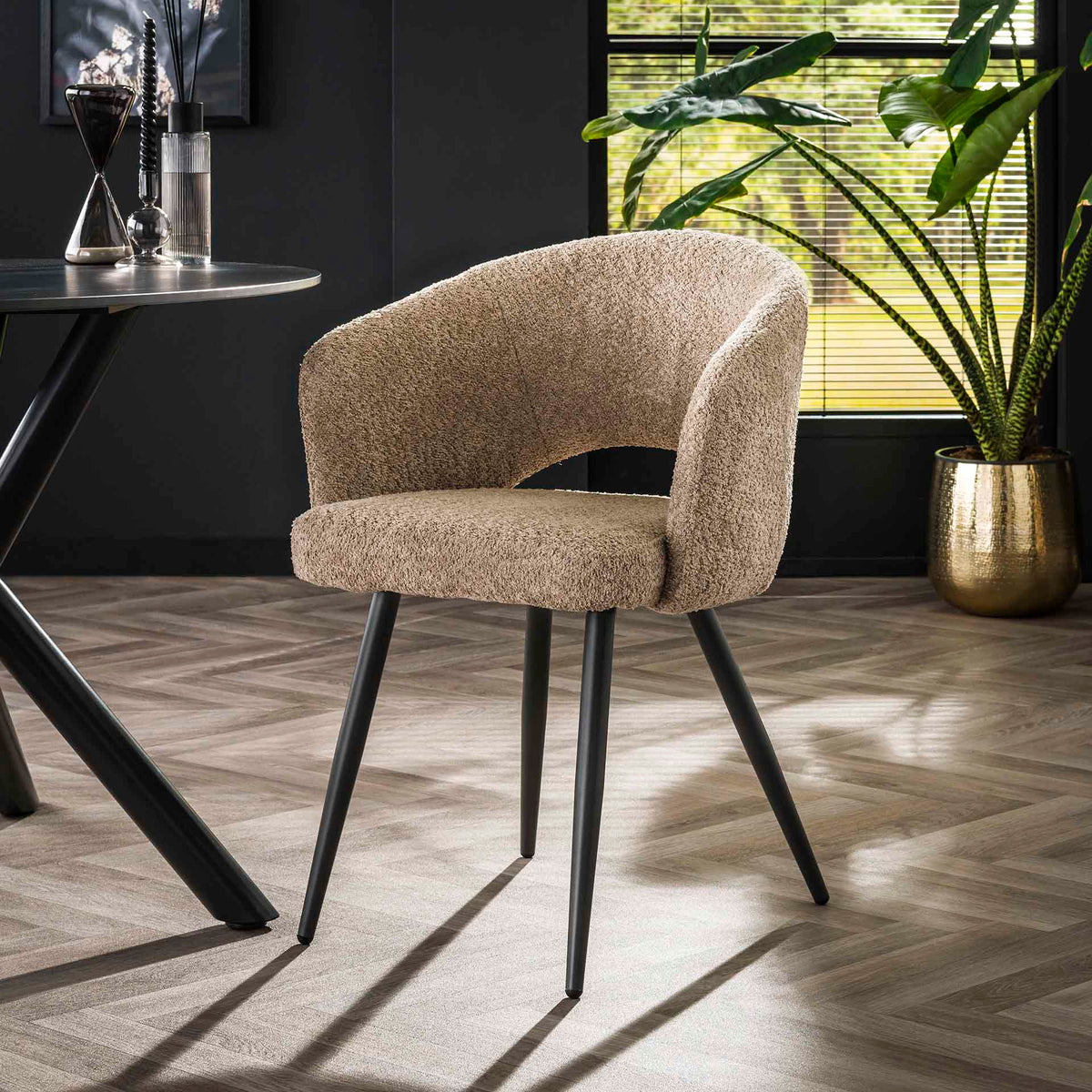 Eetkamerstoel Salem beige bouclé, vooraanzicht in een interieur