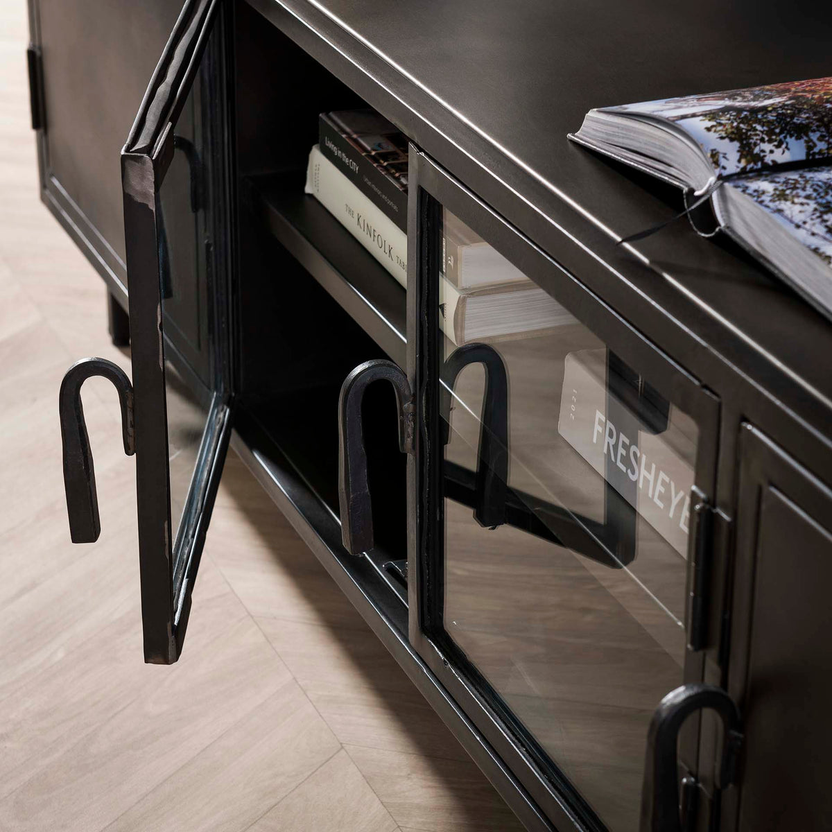 TV-Meubel Rift zwart metaal, detail van de functie