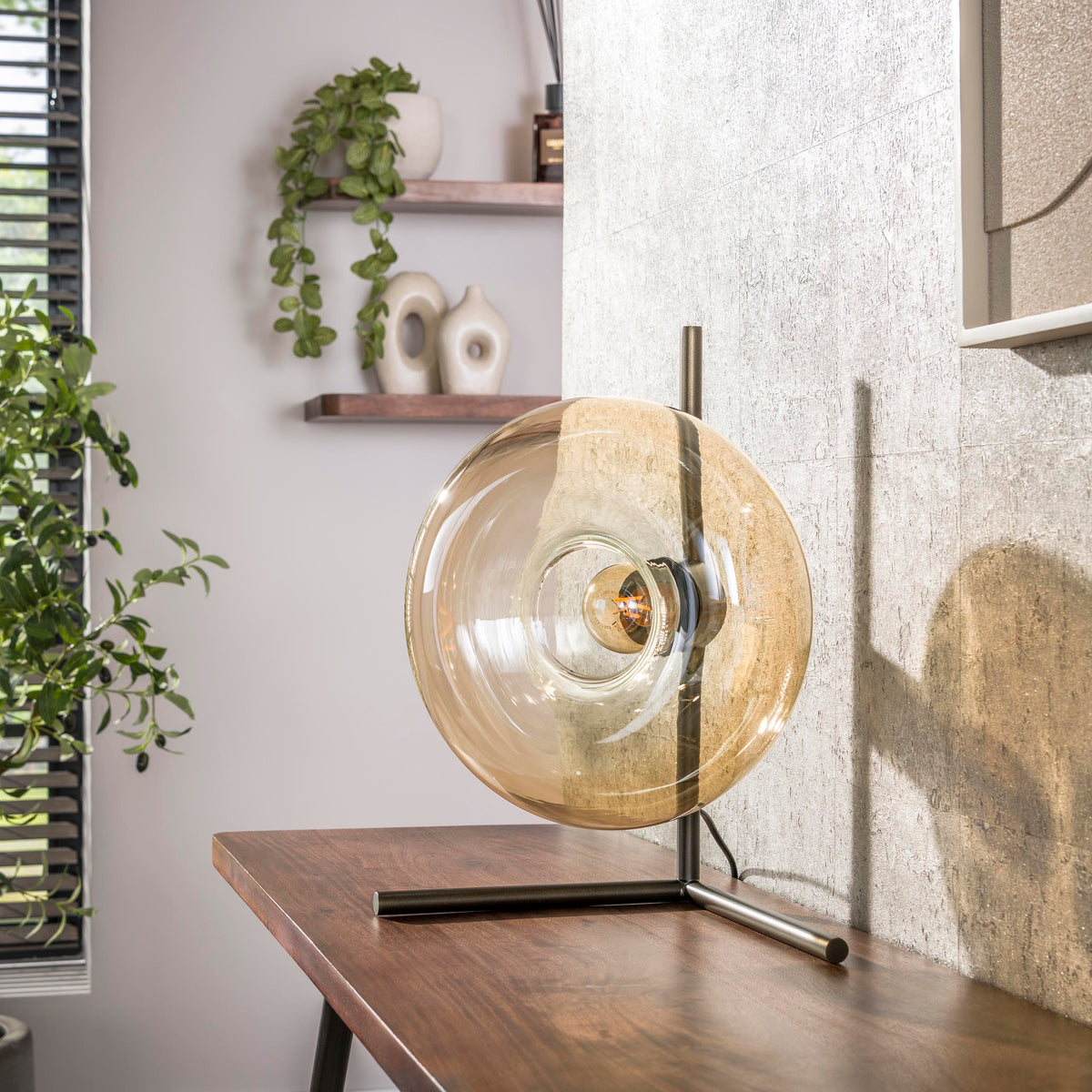 Tafellamp Fynn glas oranje, vooraanzicht in een interieur