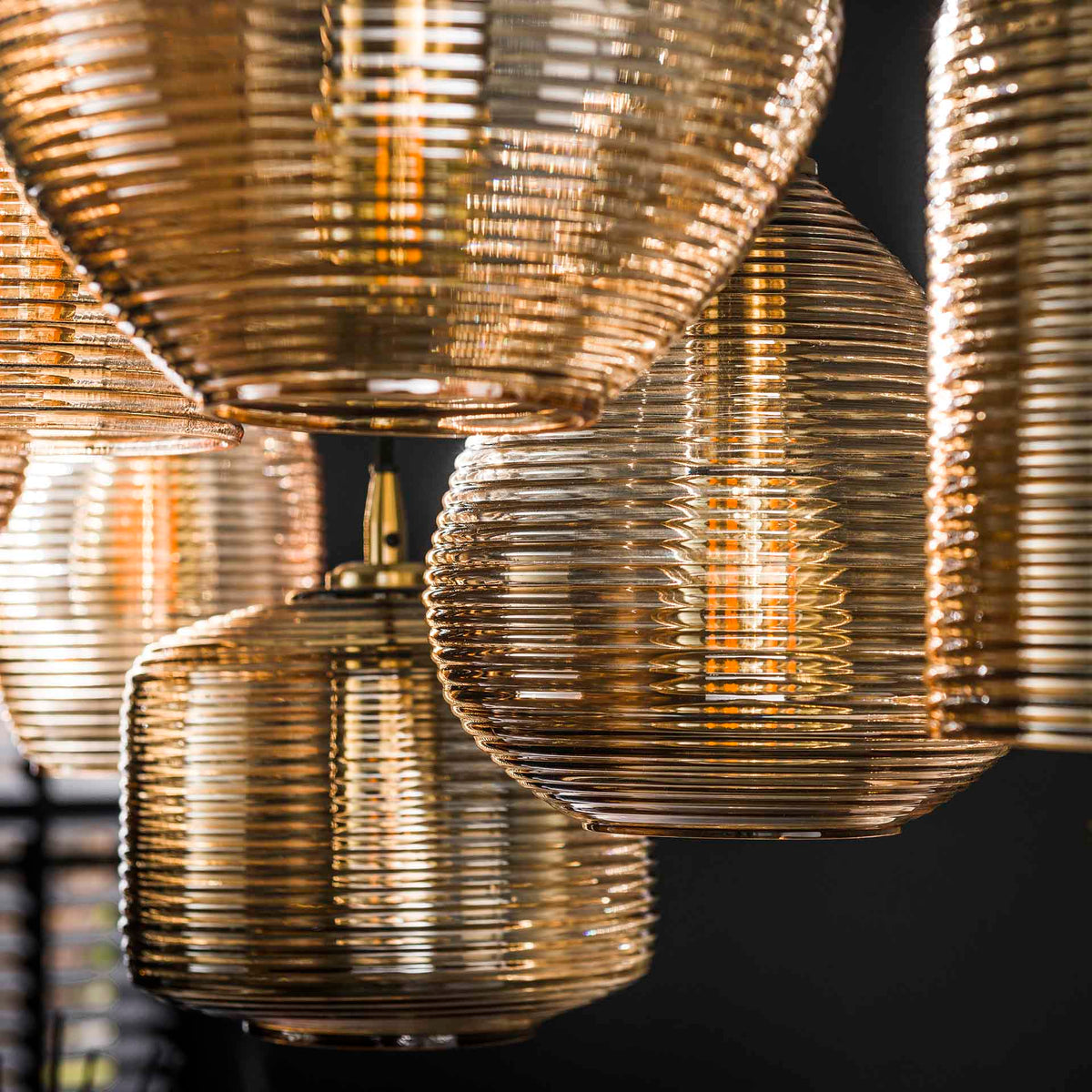 Hanglamp 7L Stripe Glass amberkleurig glas, detail van het materiaal