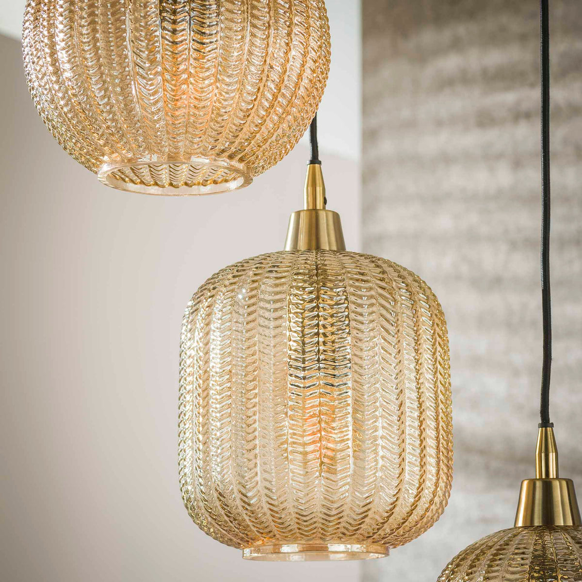 Hanglamp V-Shape 5 lampen amberkleurig glas, detail van het materiaal
