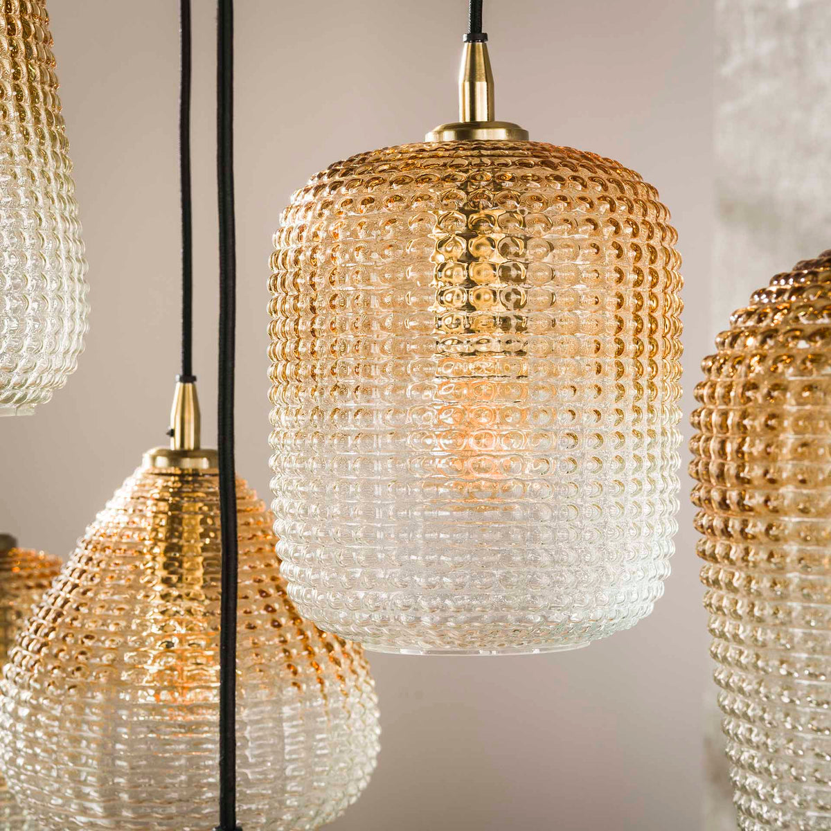 Hanglamp Dot 9 lampen amberkleurig glas magazijn leegverkoop, detail van het materiaal