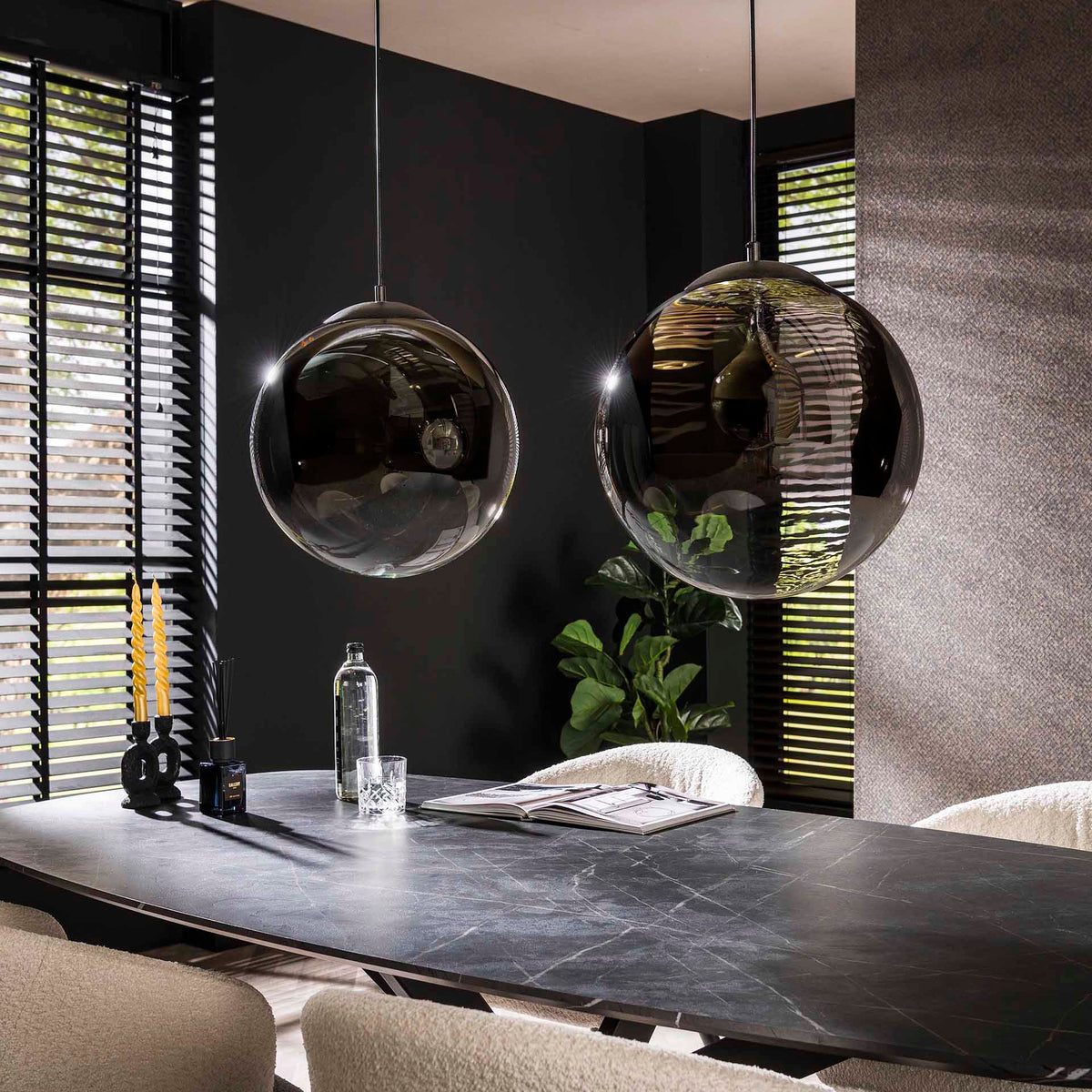 Hanglamp 2L Bubble Shaded rookglas, vooraanzicht in een interieur