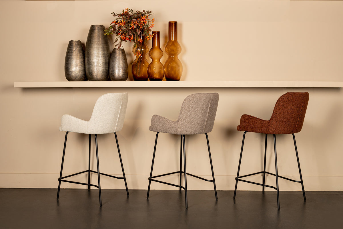 Barkruk Leander kookeiland of bartafel beige magazijn leegverkoop in een interieur