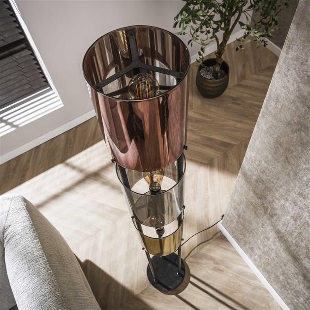 Vloerlamp Velora metaal 3 kleurig, schuin vooraanzicht in een interieur