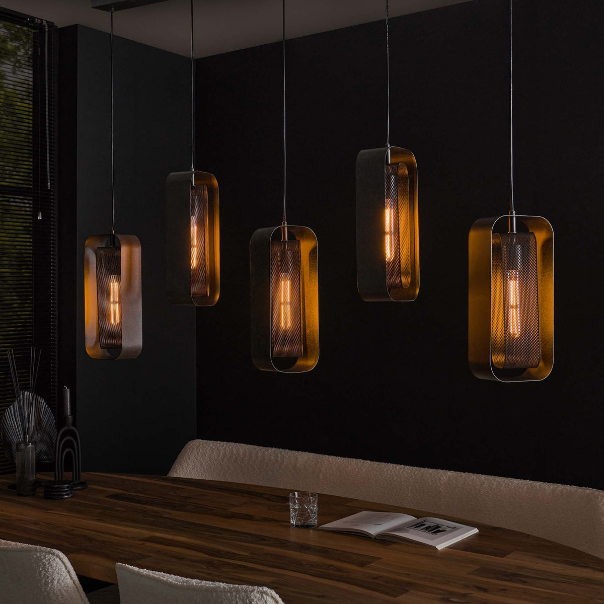 Hanglamp Mesh Rotate artic black finish, vooraanzicht in een interieur