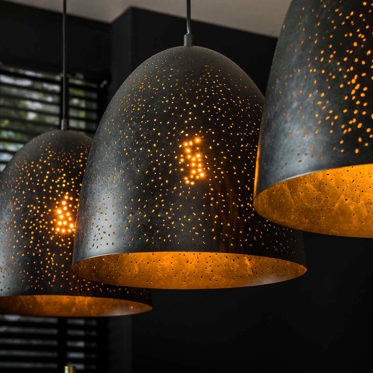 Hanglamp 3L Kosmos zwart metaal, detail van het materiaal