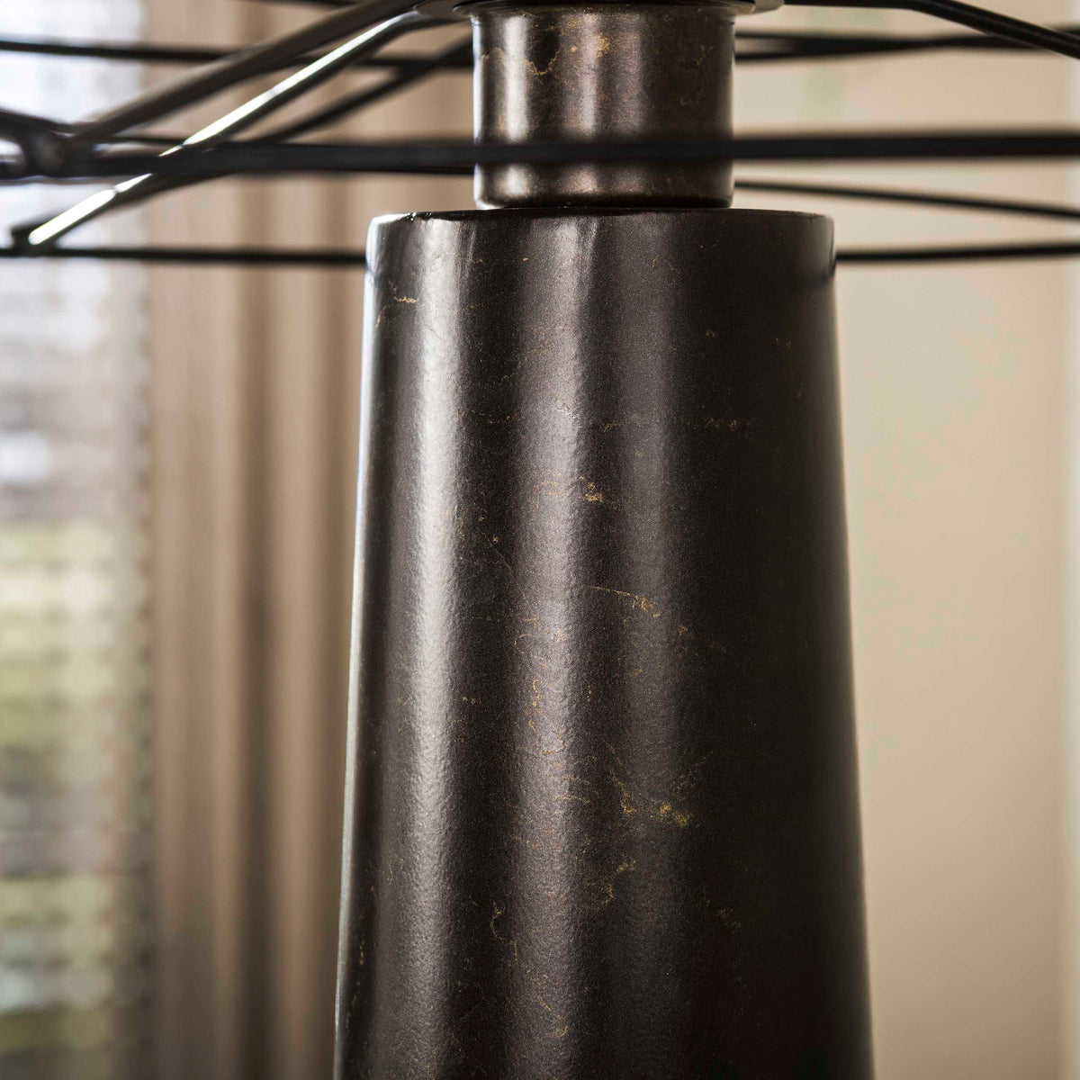 Vloerlamp Curl urban bruin, detail van het materiaal