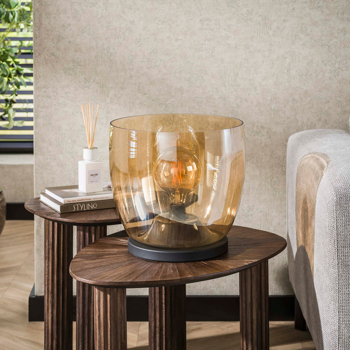 Vloerlamp Blair glas oranje, vooraanzicht in een interieur