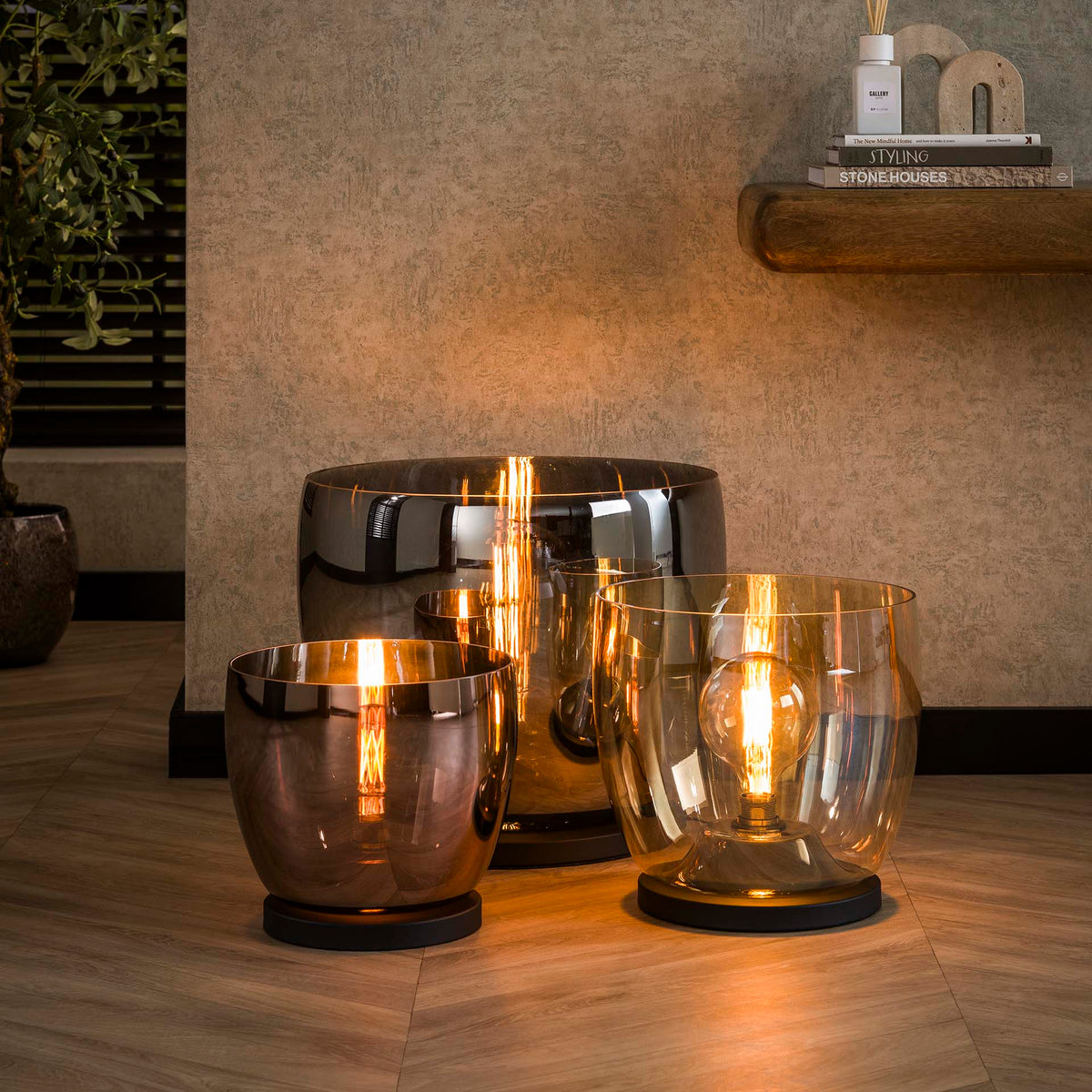 Vloerlamp Blair glas grijs in een interieur