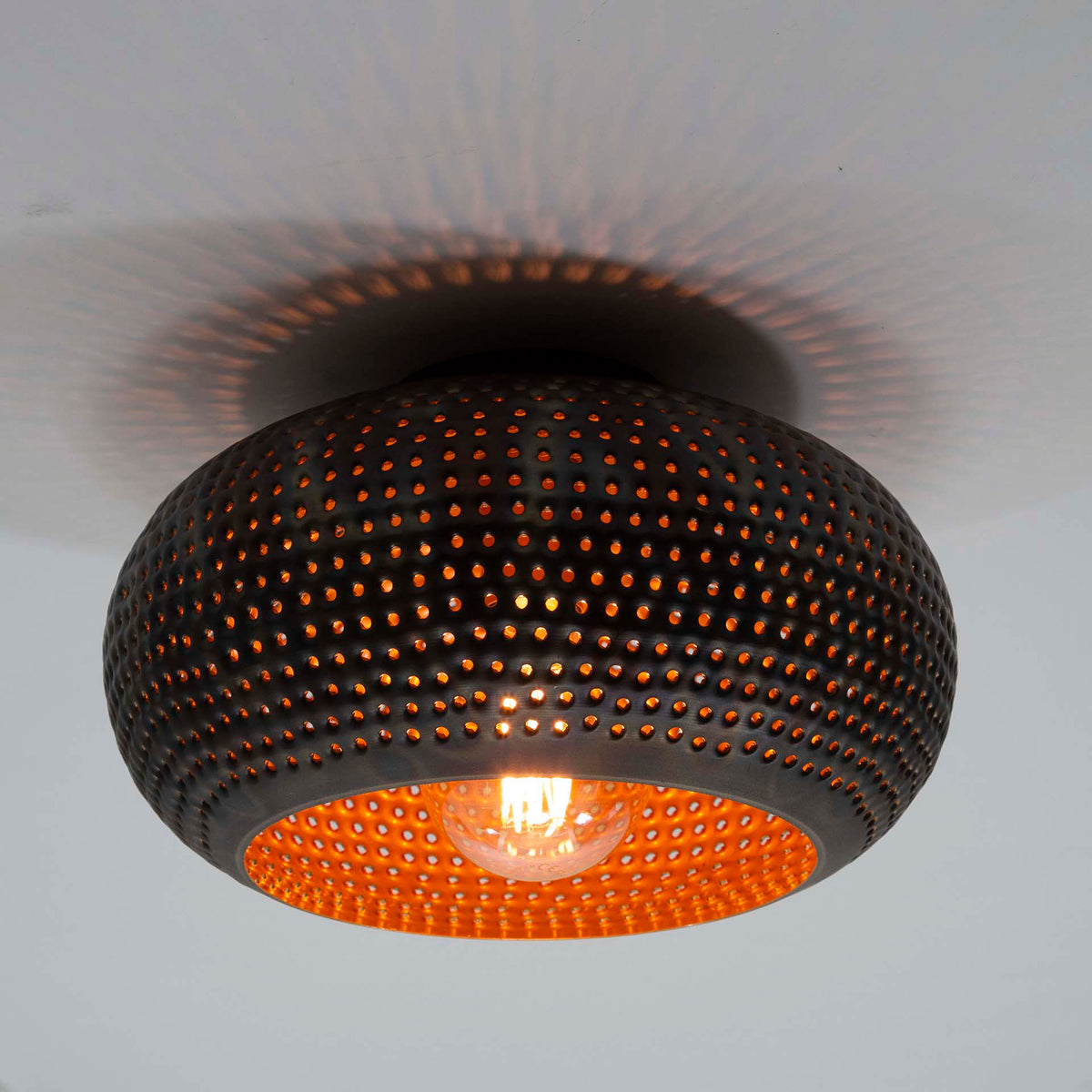 Plafondlamp Disk Punch zwart bruin ø35, vooraanzicht in een interieur