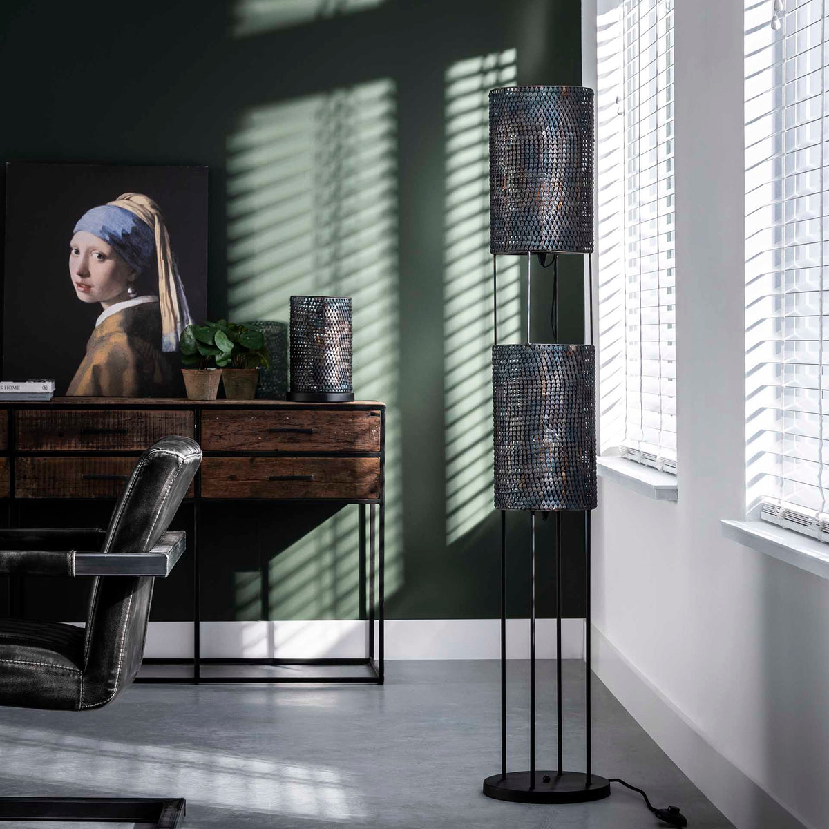 Tafellamp Armor zwart metaal in een interieur