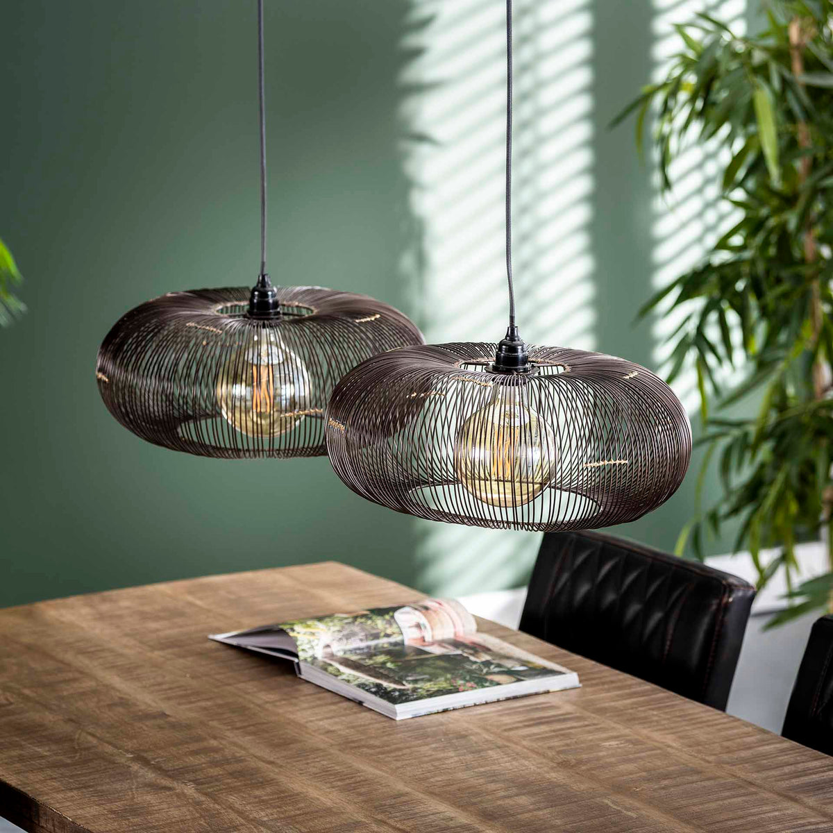 Hanglamp Twist zwart nikkel, vooraanzicht in een interieur