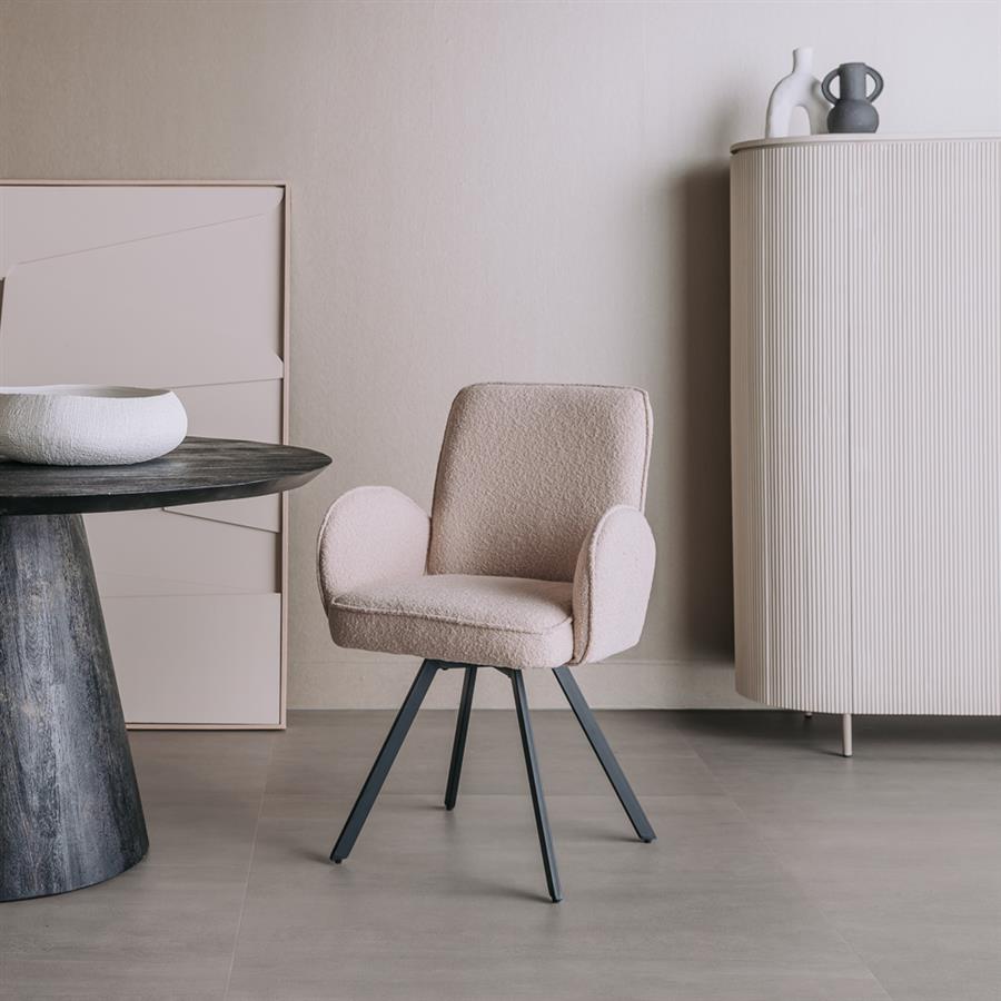 Eetkamerstoel Livo beige, vooraanzicht in een interieur
