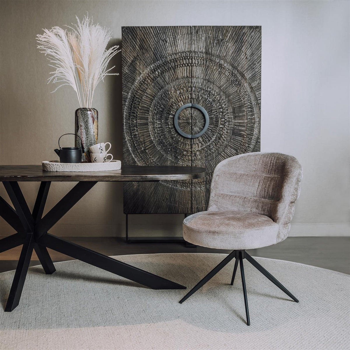 Eetkamerstoel Carro grijs stof in een interieur