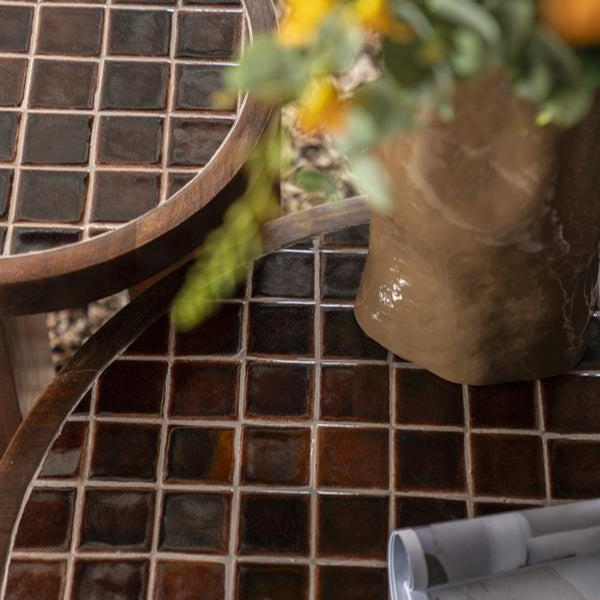 Bijzettafel Eliana bruin mangohout & keramiek, detail van het materiaal
