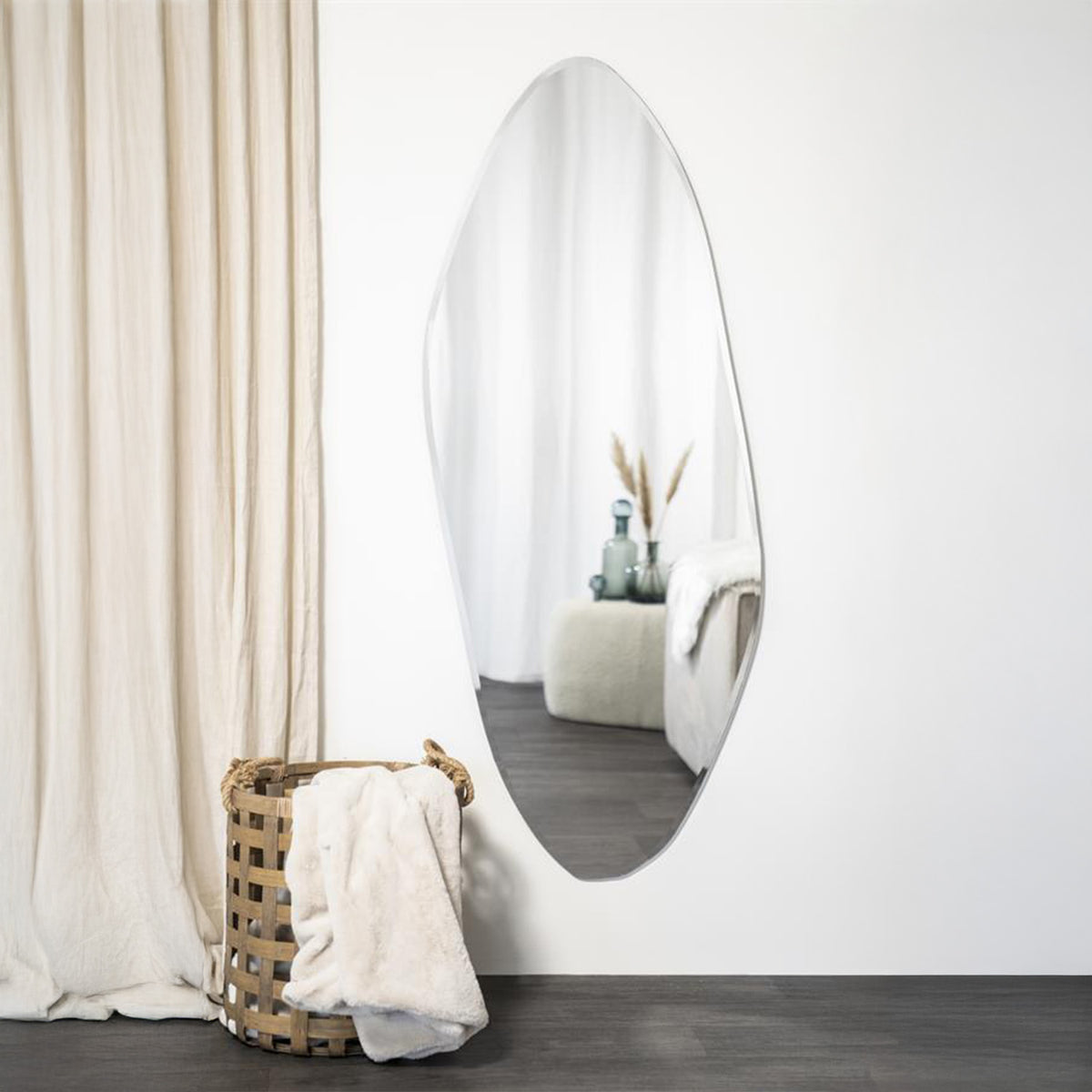 Spiegel Gem grijs glas in een interieur