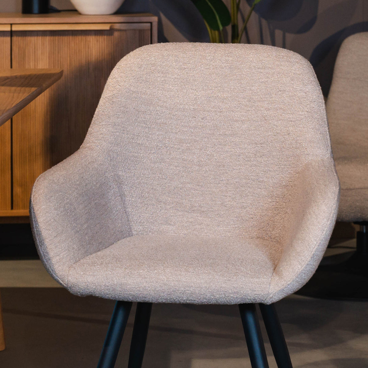 Eetkamerstoel Fender naturel bouclé, detail van het materiaal