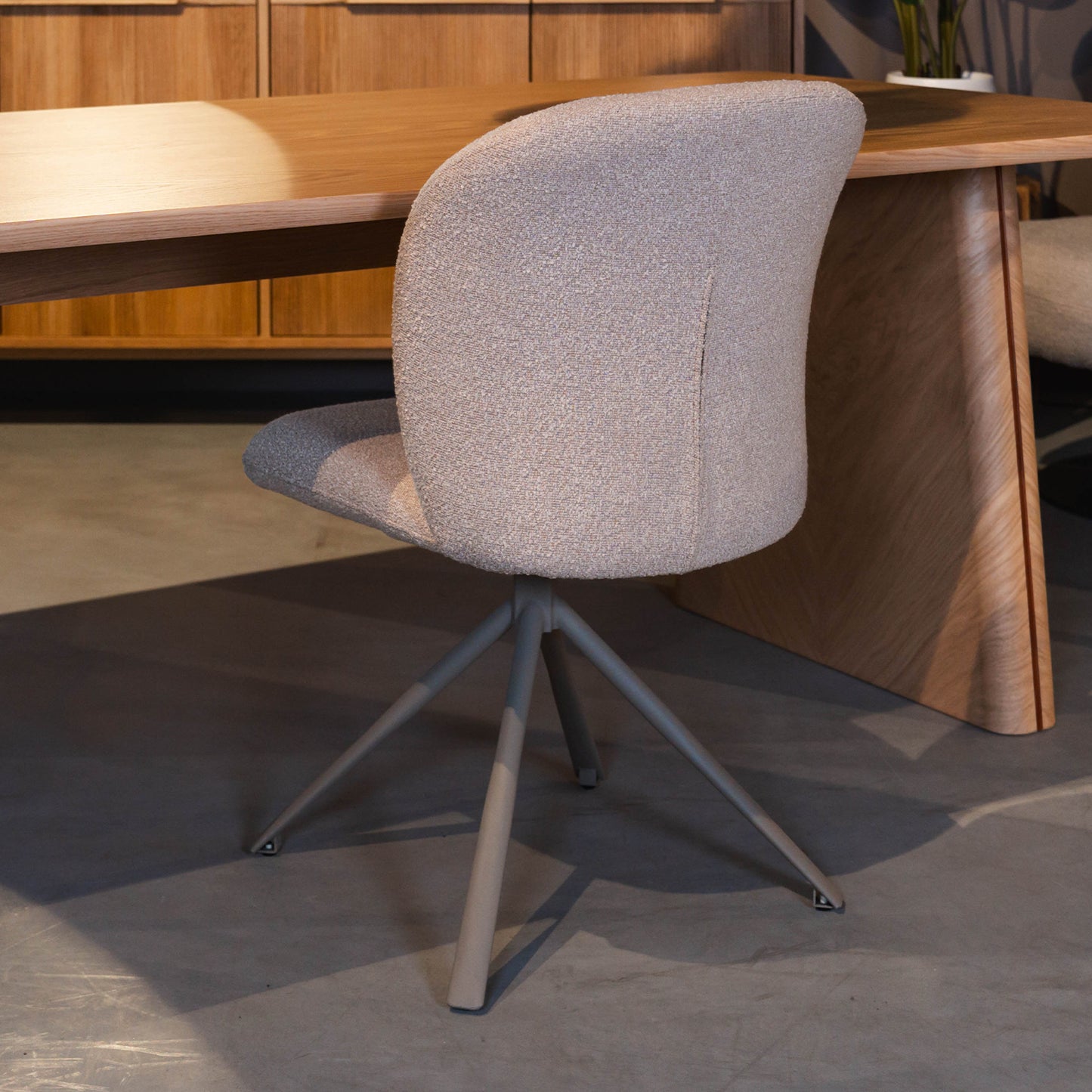 Eetkamerstoel Kimo | Naturel Bouclé | Taupe Onderstel