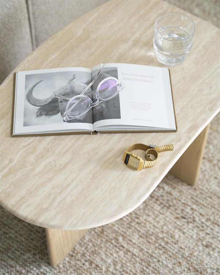 Bijzettafel Lova naturel eikenhout & travertin, detail van het materiaal