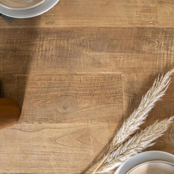 Eettafel Tabassum naturel teakhout deens ovaal, detail van het materiaal