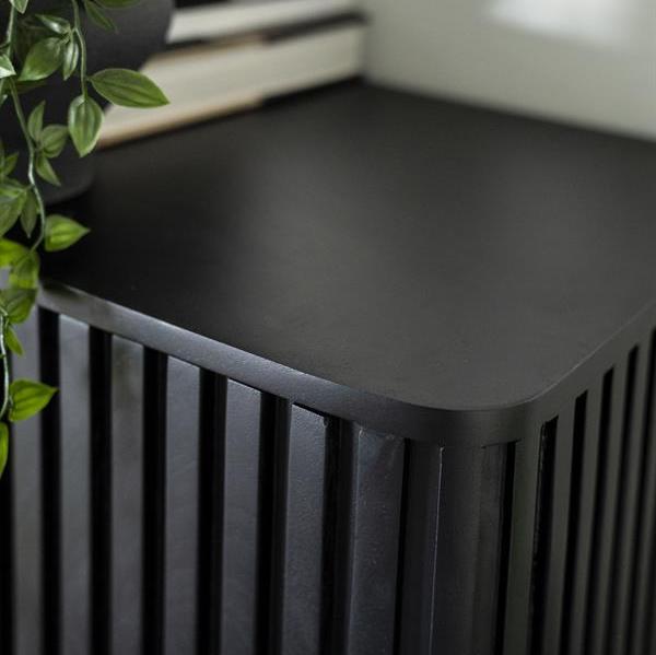 Dressoir Remi zwart mangohout, detail van het materiaal