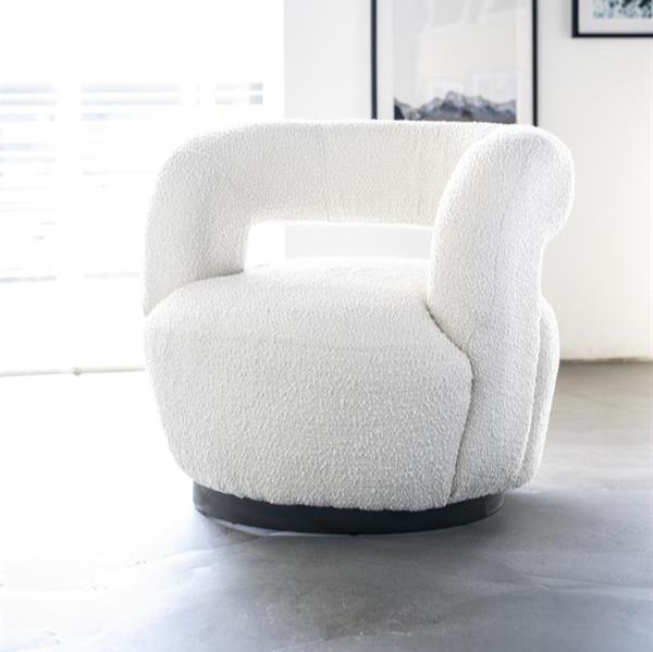 Fauteuil Sharon beige stof, schuin vooraanzicht in een interieur