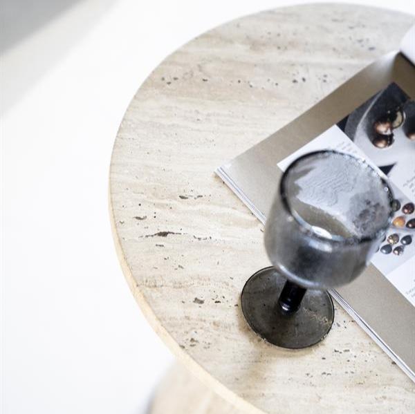 Bijzettafel Aime beige travertin, detail van het materiaal