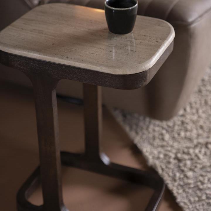 Bijzettafel Tyler bruin travertin, detail van het materiaal