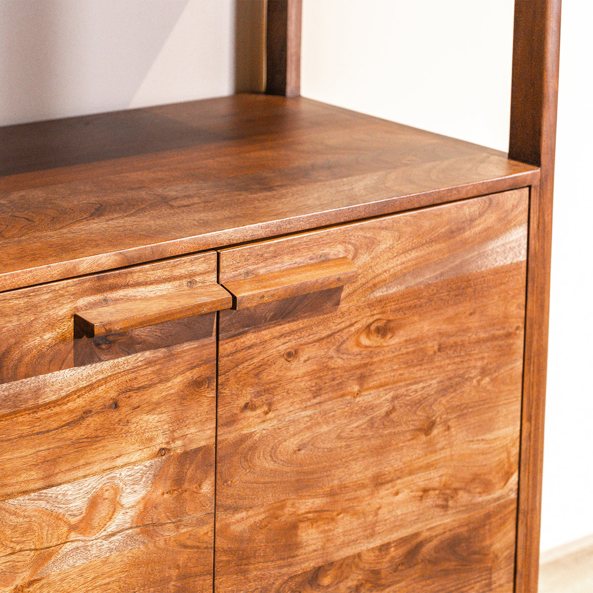 Wandkast Falcone walnoot acaciahout, detail van het materiaal