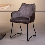 Eetkamerstoel Garda brown velvet, vooraanzicht in een interieur