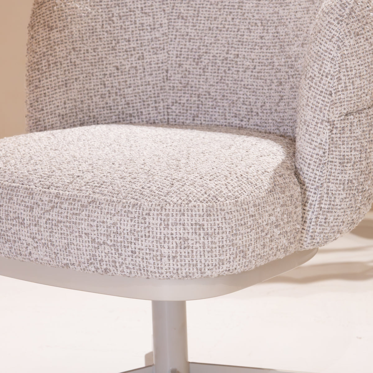 JLo eetkamerstoel beige stof, detail van het materiaal