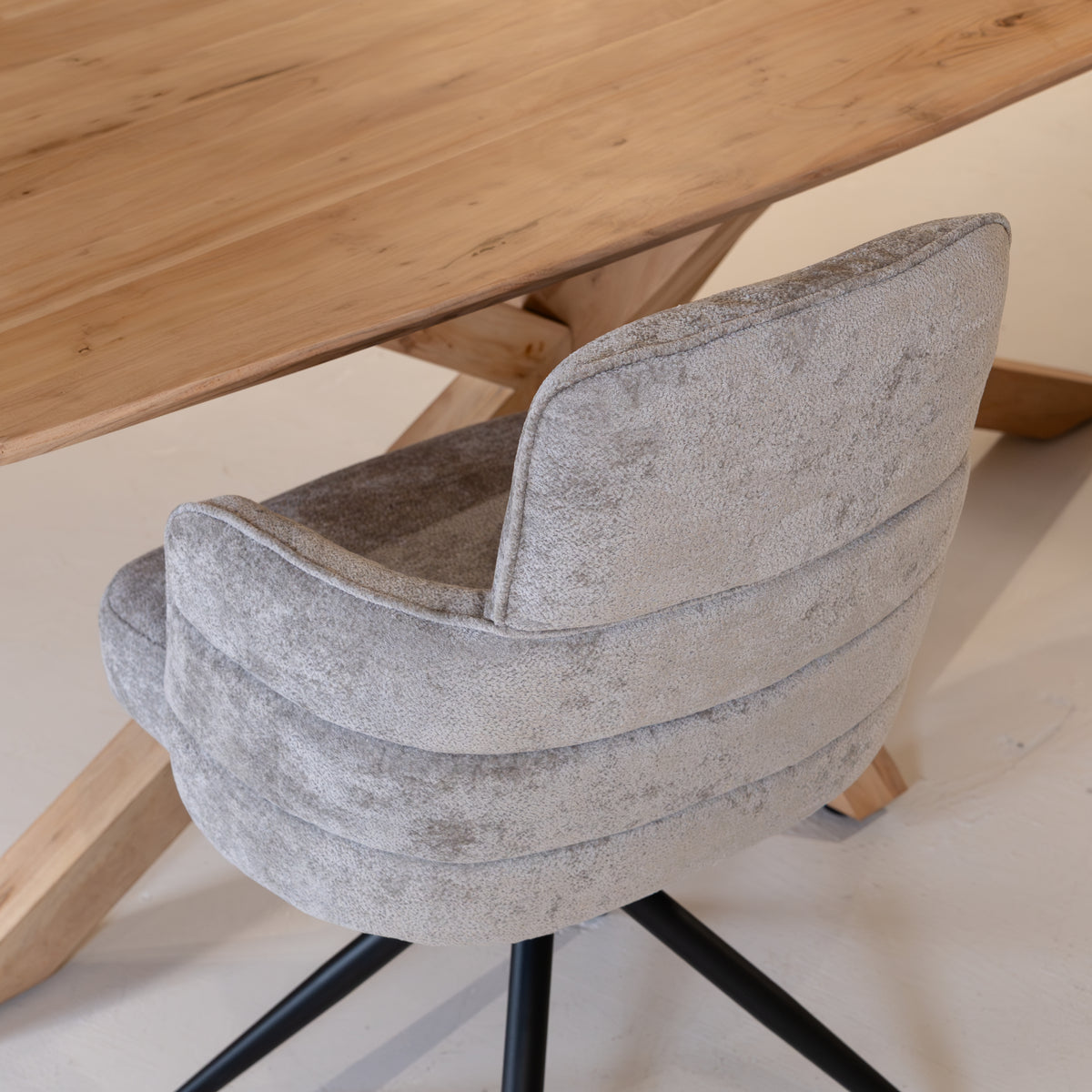 Eetkamerstoel Rumo grijs stof, detail van het materiaal