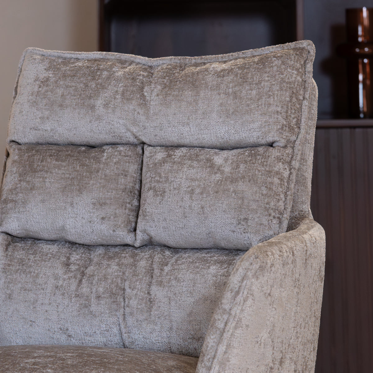 Eetkamerstoel Rosora met armleuning beige stof, detail van het materiaal