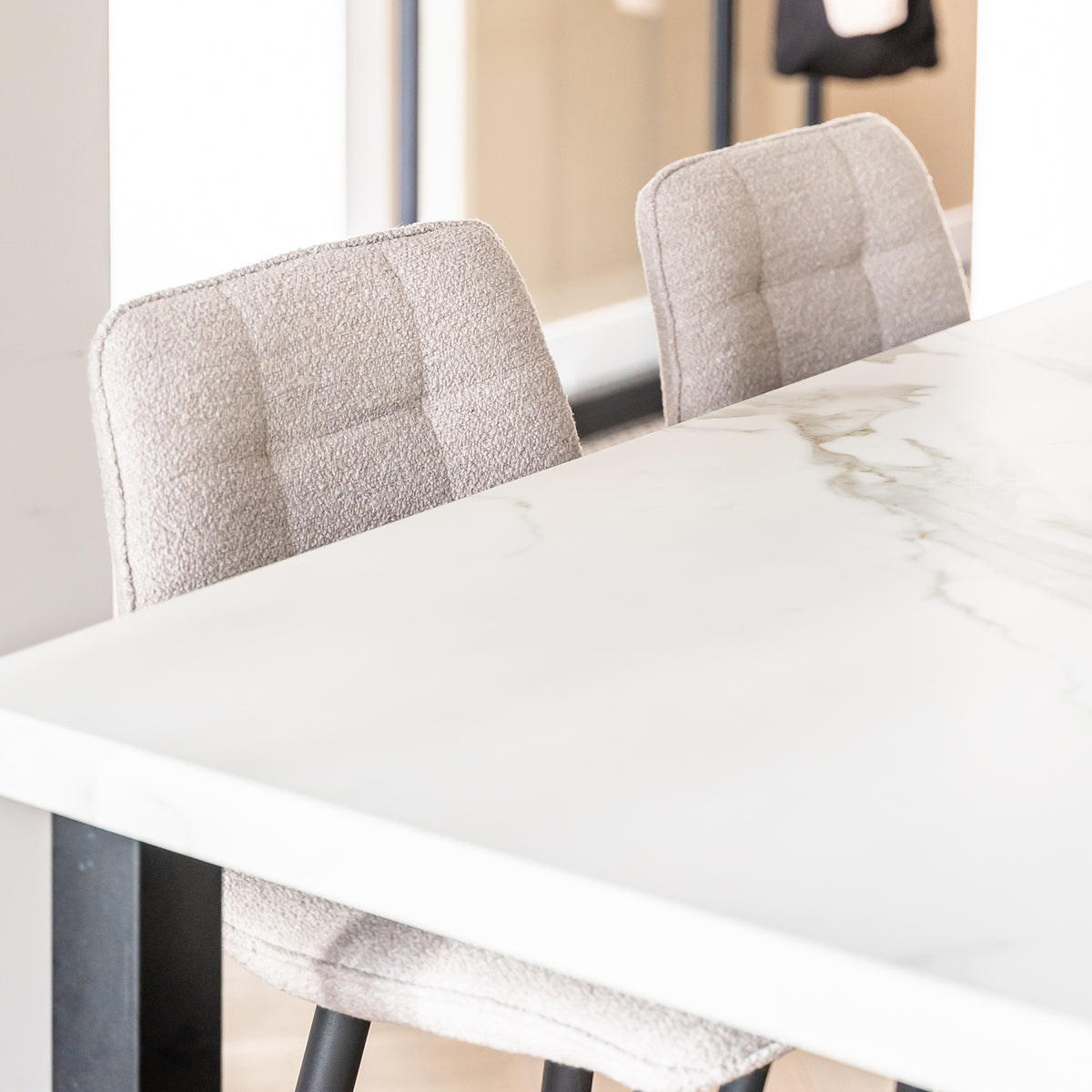 Barkruk Tess horeca hoogte bouclé naturel, detail van het materiaal
