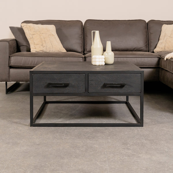 Salontafel Yara zwart mangohout, vooraanzicht in een interieur