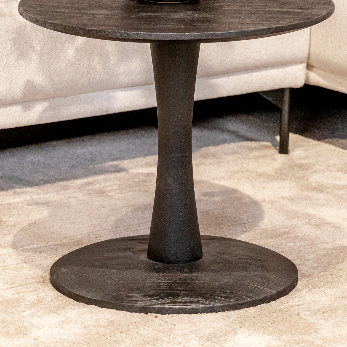 Salontafel Brix Vivian rond zwart mangohout, detail van het materiaal