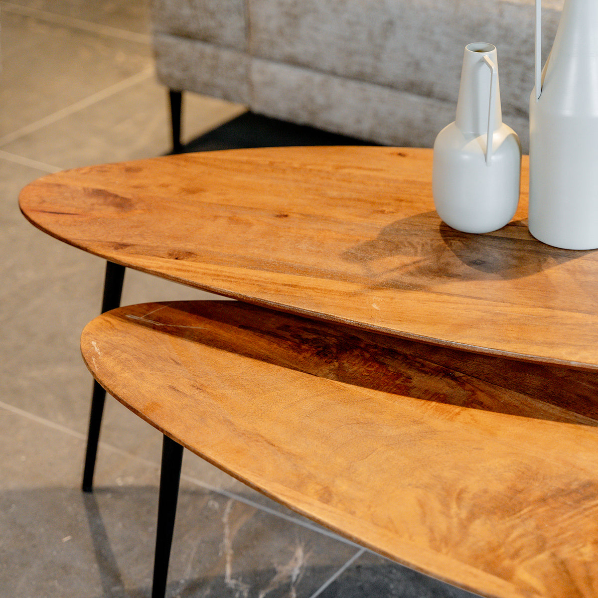Salontafel Flare set van 2 mangohout, detail van het materiaal