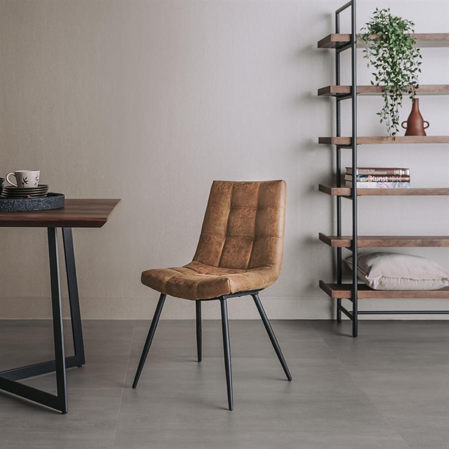 Eetkamerstoel Navarra fabric t - cognac, schuin vooraanzicht in een interieur