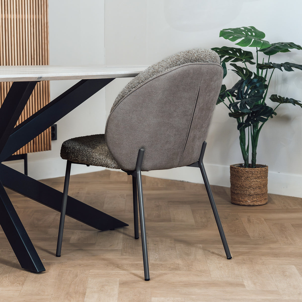Eetkamerstoel Lovée polyesther beige, schuin achteraanzicht in een interieur